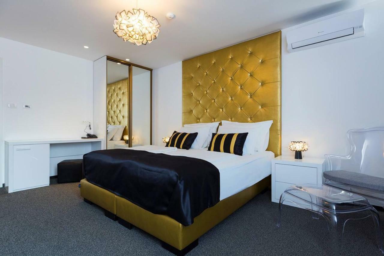 B Gold Luxury Rooms B&B สปลิท ภายนอก รูปภาพ